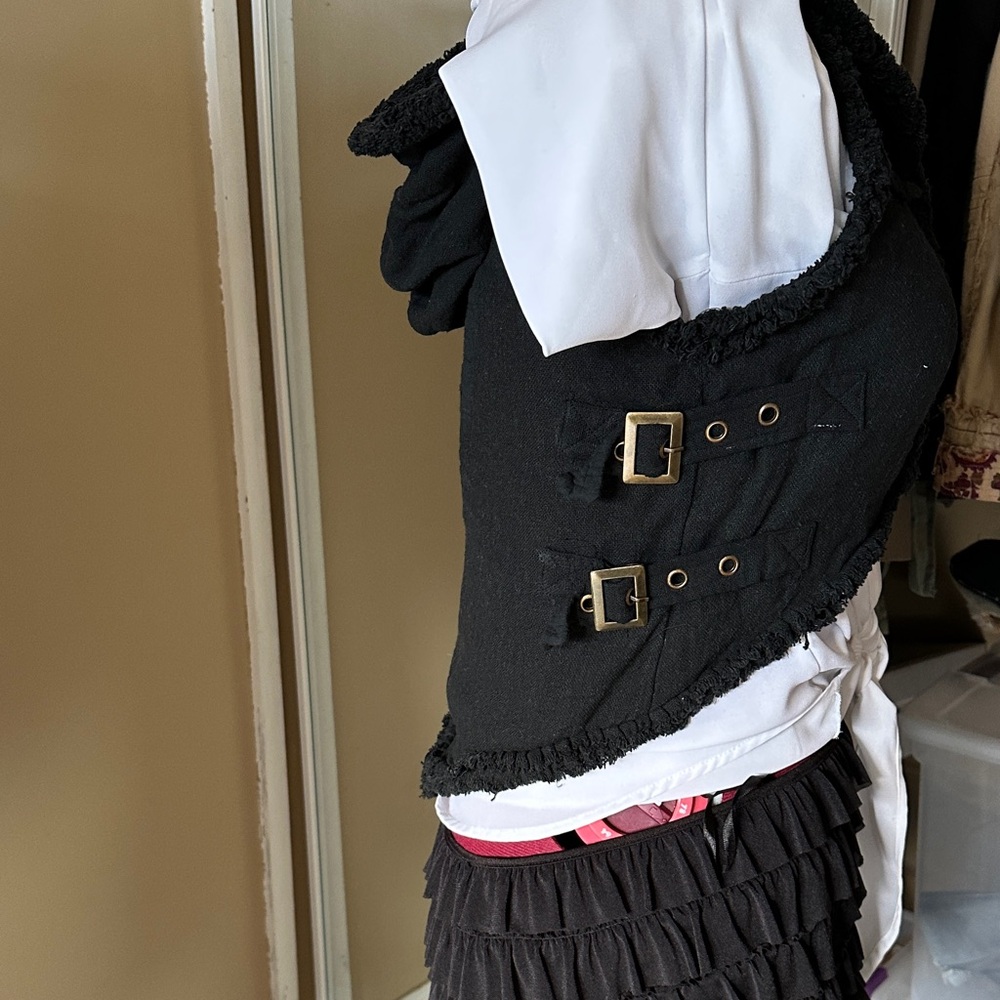 Cropped Black Button Front Hooded Vest - Picture 5 of 9